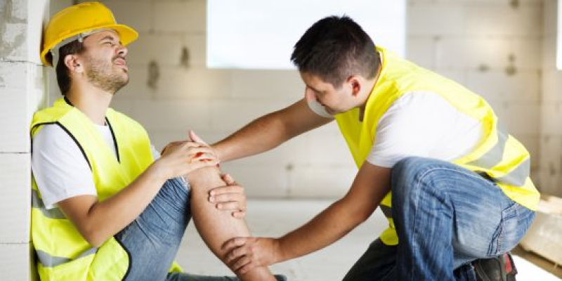 Supervisor helping his employee with fall protection